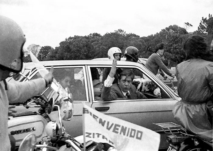 Alfredo Zitarrosa. Manifestación de bienvenida por su regreso del exilio, el 31 de marzo de 1984. · Foto: Agencia fotográfica Camaratres
