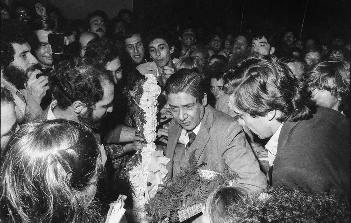 Recibimiento a Alfredo Zitarrosa a su regreso del exilio, Aeropuerto Internacional de Carrasco, el 31 de marzo de 1984. · Foto: Agencia fotográfica Camaratres