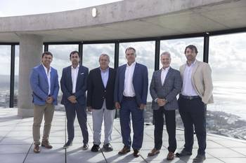 Yamandú Orsi junto a autoridades, el 16 de diciembre, durante la inauguración del WTC Punta del Este. · Foto: S/d de autor