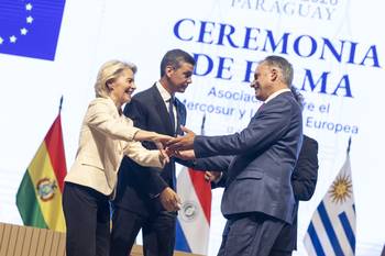 Ursula von der Leyen, Santiago Peña y Yamandú Orsi, el 17 de enero, en Asunción. · Foto: Camilo dos Santos, Presidencia de la República
