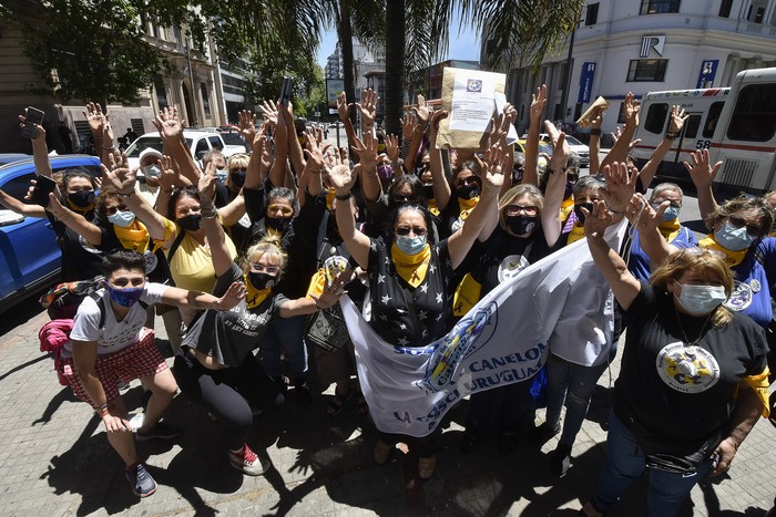 Movilización de pacientes con fibromialgia en el Ministerio de Salud Pública. · Foto: Federico Gutiérrez