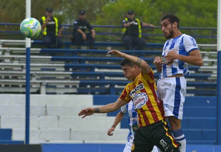 Gonzalo Castillo de Progreso, y Sebastián Sosa, de Cerro Largo, en el estadio Antonio Ubilla. · Foto: Martín Romero Gonzalo Castillo de Progreso, y Sebastián Sosa, de Cerro Largo, en el estadio Antonio Ubilla. · Foto: Martín Romero