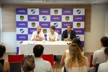 Ricardo Vairo, Gerardo Barindelli e Ignacio Ruglio, el 19 de febrero, durante la presentación del acuerdo de esponsoreo de Cabify con Peñarol y Nacional. · Foto: Ernesto Ryan