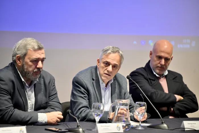 Mario Bergara, Rodrigo Arim y Francisco Legnani, el 8 de junio, en la Torre Ejecutiva. · Foto: Intendencia de Canelones