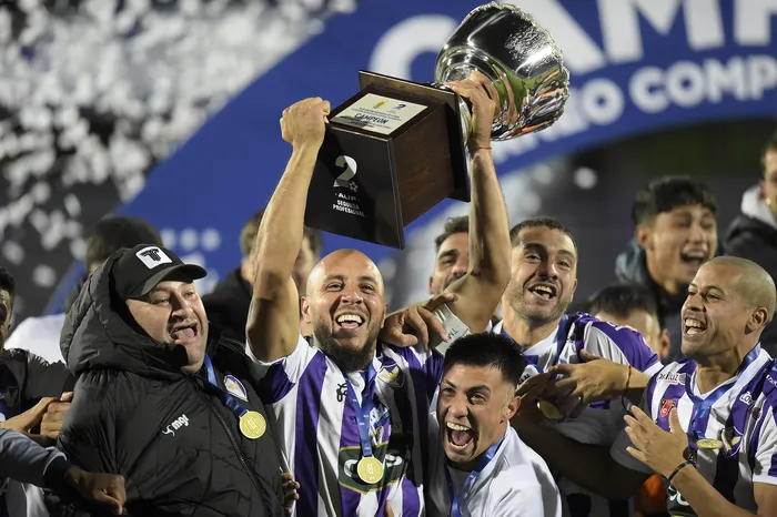 Andrés Barboza de Fénix, tras consagrarse campeones  de Playoffs de la Segunda División. Estadio Luis Franzini. Foto: Dante Fernández
