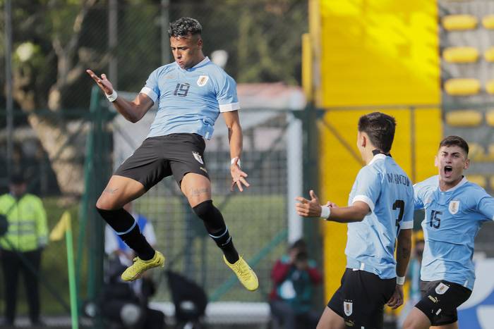 Luciano Rodríguez (i), de Uruguay, celebra su gol ante Ecuador, el 3 de febrero, por el Campeonato Sudamericano Sub'20, en el estadio de Techo en Bogotá. · Foto: Carlos Ortega, EFE