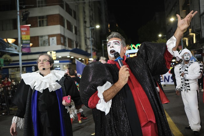 Horacio Rubino y Federico Pereyra, de Momosapiens, el 23 de enero, durante el Desfile Inaugural del Carnaval, por la avenida 18 de Julio de Montevideo. · Foto: Pablo Vignali