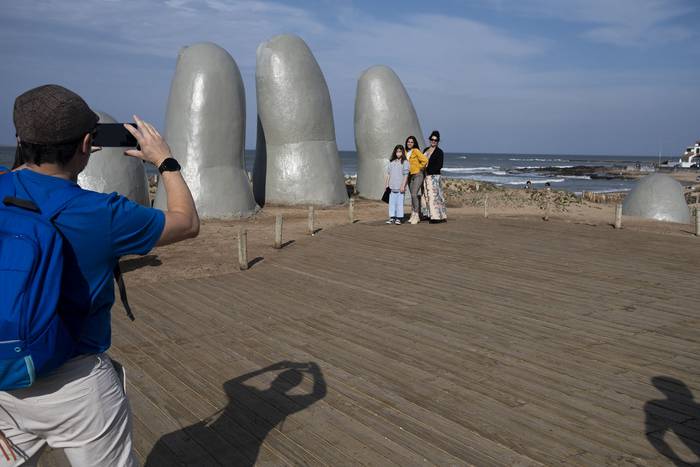 Escultura Hombre emergiendo a la vida, en Punta del Este, el 10 de julio, en Maldonado. · Foto: Pablo Vignali / adhocFOTOS
