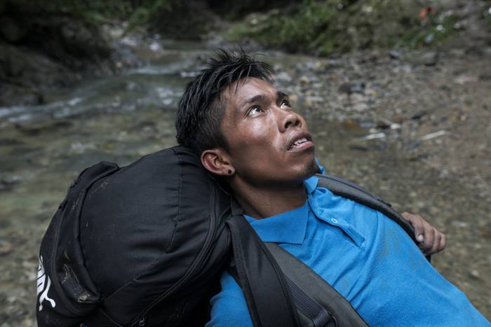 Fernando, un migrante venezolano, pide a Dios que le dé fuerza para continuar su viaje.