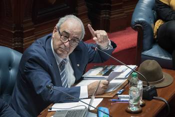Alfredo Fratti, el 13 de agosto, durante la interpelación en la Cámara de Senadores. · Foto: Hugo de León
