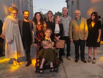 Gladys Afamado (C), artista homenajeada del Premio Nacional de Artes Visuales, en el Espacio de Arte Contemporáneo, en Montevideo (archivo, 2021).