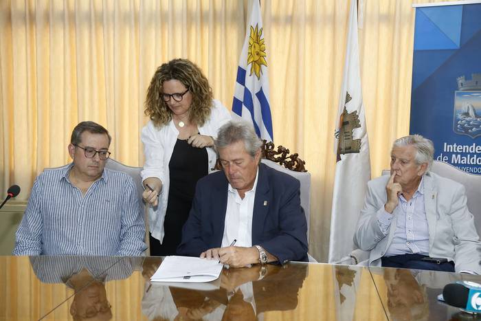 Firma de la licitación pública con la empresa Partry SA (Ecotecno). · Foto: Intendencia de Maldonado