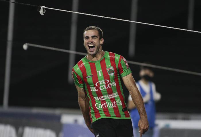 Santiago Pallares de Rampla Juniors,  tras convertir el segundo gol a Racing, en el estadio Charrua · Foto: .