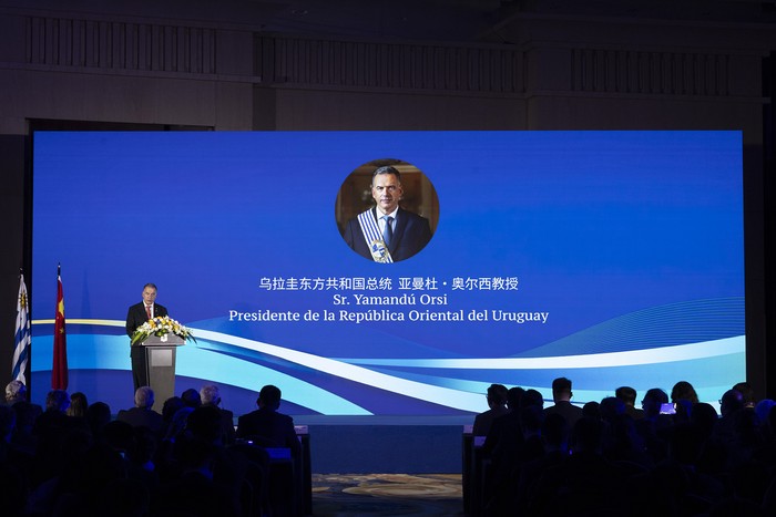 Yamandú Orsi, este viernes 6, en un seminario de promoción comercial e inversiones, organizado por Uruguay XXI y el Consejo Chino para la Promoción del Comercio Internacional. Fotos: Camilo dos Santos, Presidencia.