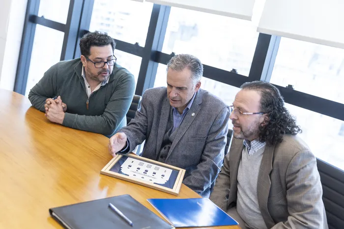 Alejandro Sánchez, Yamandú Orsi y Héctor Cancela, el 15 de setiembre, en Torre Ejecutiva. · Foto: Camilo dos Santos, Presidencia