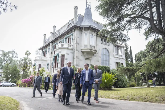 El presidente Yamandú Orsi junto al secretario general de la Organización para la Cooperación y el Desarrollo Económico, Mathias Cormann, el 28 de setiembre, en Suárez y Reyes. · Foto: Camilo dos Santos, Presidencia de la República