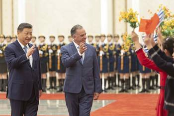 Xi Jinping y Yamandú Orsi, en Pekín. · Foto: Camilo dos Santos, Presidencia de la República