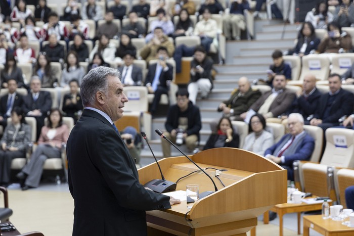 El presidente de la República, Yamandú Orsi, el 4 de febrero de 2026, en la Universidad de Estudios Extranjeros de Beijing. Foto: Camilo dos Santos, Presidencia.
