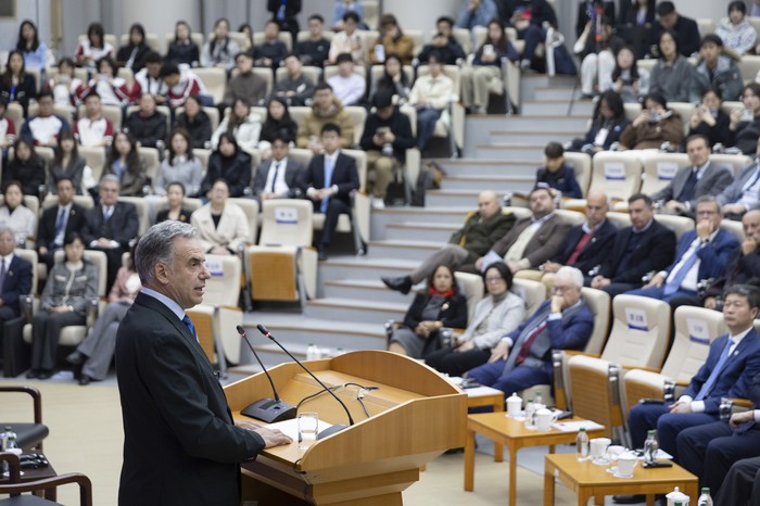 El presidente durante la Visita de la delegación uruguaya a la Universidad de Estudios Extranjeros de Beijing. foto: camilo dos santos, presidencia de la república