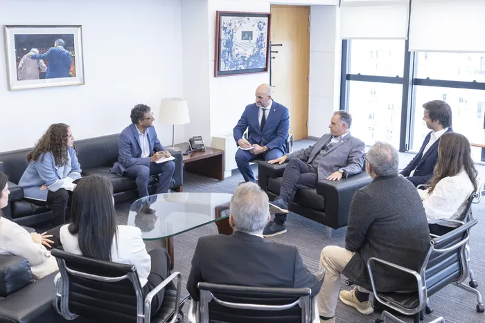 Orsi durante la reunión con el equipo de Aprendizaje y Sostenibilidad de Google, el 13 de octubre en Torre Ejecutiva · Foto: Camilo dos Santos, Presidencia