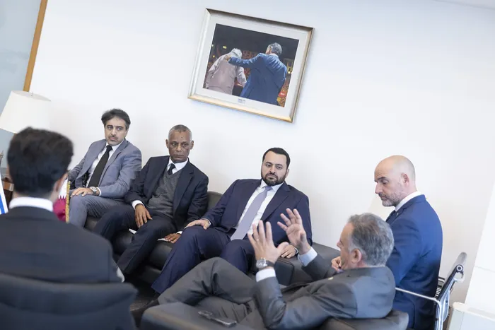Yamandú Orsi y el ministro de Relaciones Exteriores de Qatar, Mohammed bin Abdulaziz Al-Khulaifi, el 1° de octubre, en la Torre Ejecutiva. · Foto: Camilo dos Santos, Presidencia