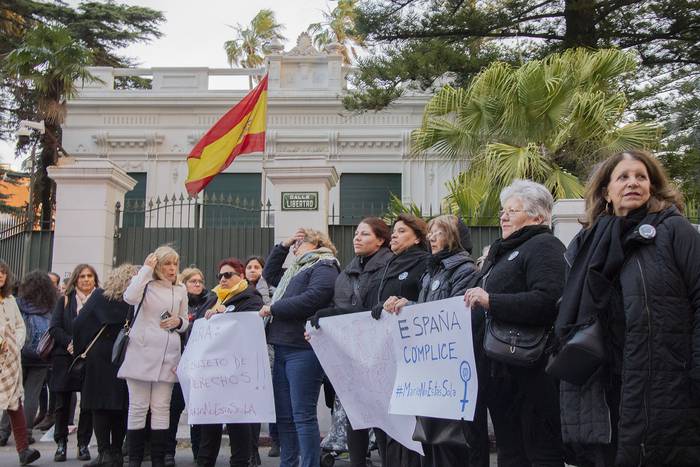 Concentración por el caso “María”, ayer, en la embajada de España. · Foto: Alessandro Maradei