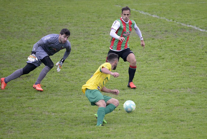 Ramiro Quintana, de Sportivo Cerrito, Danilo Lerda y Charles Soryez, de Deportivo Maldonado, durante la jugada del segundo gol de Cerrito, en el Parque Maracaná. 
 · Foto: Alessandro Maradei