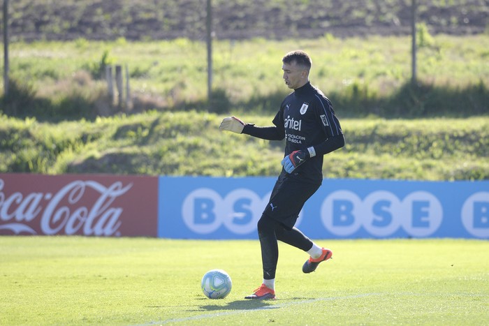 Fernando Muslera, el 8 de octubre, durante el entrenamiento en el Complejo Celeste.  · Foto: Alessandro Maradei