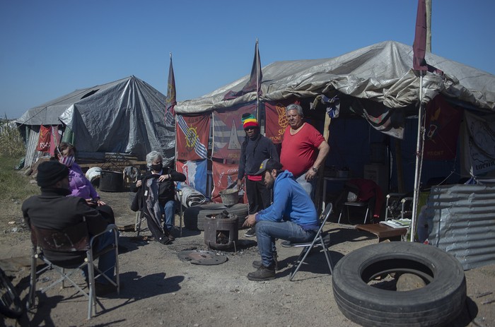 Campamento del Sindicato Único de Trabajadores del Mar y Afines (SUNTMA), en el acceso al obrador del muelle Capurro.  · Foto: Alessandro Maradei