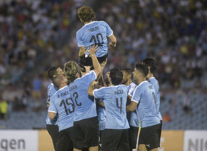 Diego Forlán y amigos, en el partido despedida jugado en el Estadio Centenario. · Foto: Alessandro Maradei