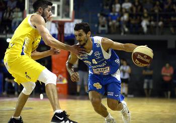 Gustavo Barrera de Hebraica y Macabi, y Marcos Cabot, de Malvín, anoche en la cancha de Trouville. Gustavo Barrera de Hebraica y Macabi, y Marcos Cabot, de Malvín, anoche en la cancha de Trouville.