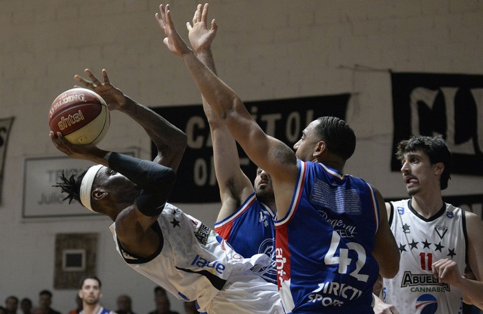 Marquez Letcher, de Capitol, y Kyle Austin, de Nacional, en la cancha de Capitol. · Foto: Alessandro Maradei