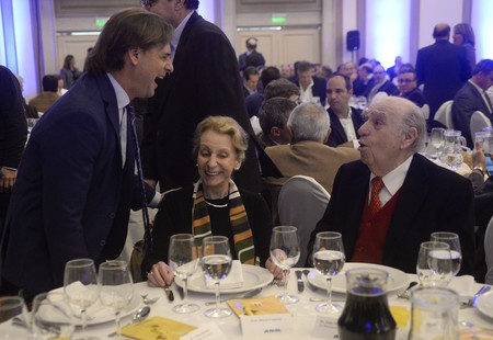 Luis Lacalle Pou, Marta Canessa, y Julio María Sanguinetti, en el almuerzo de ADM. Luis Lacalle Pou, Marta Canessa, y Julio María Sanguinetti, en el almuerzo de ADM.