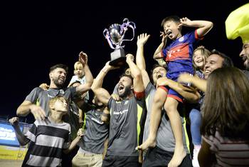 Los jugadores de Racing, tras obtener el título de campeón uruguayo de fútbol playa. Los jugadores de Racing, tras obtener el título de campeón uruguayo de fútbol playa.