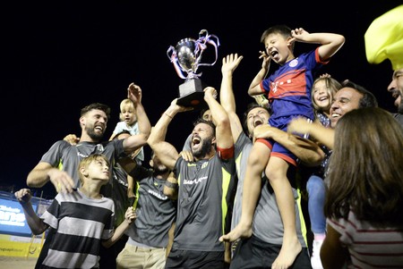 Los jugadores de Racing, tras obtener el título de campeón uruguayo de fútbol playa. · Foto: Alessandro Maradei Los jugadores de Racing, tras obtener el título de campeón uruguayo de fútbol playa. · Foto: Alessandro Maradei