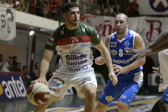 Federico Pereiras de Aguada y Nicolás Mazzarino de Malvín, en la cancha de Aguada. · Foto: Alessandro Maradei