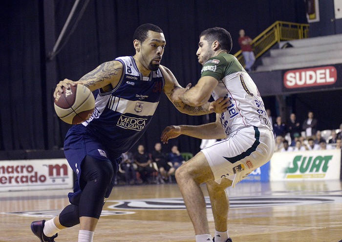 Anthony Young, de Defensor Sporting, y Federico Terreiras, de Aguada, ayer, en el Palacio Peñarol. · Foto: Alessandro Maradei