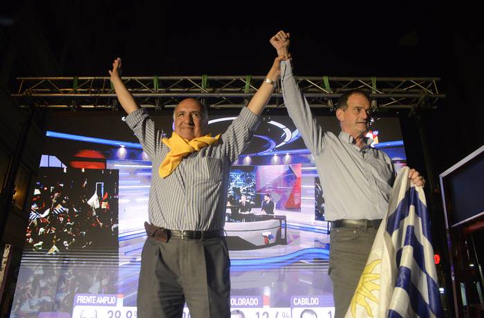 Guillermo Domenech y Guido Manini Ríos, durante el saludo a sus seguidores, tras los resultados electorales. · Foto: Alessandro Maradei