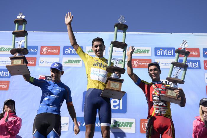Walter Vargas (centro), ganador de la 76a Vuelta Ciclista al Uruguay. · Foto: Alessandro Maradei