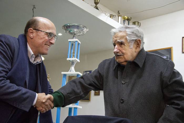 Daniel Martínez y José Mujica, el 20 de agosto, en un encuentro en el club Repecho.  · Foto: Alessandro Maradei