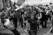 Participantes en la marcha convocada por frenteamplistas independientes, ayer, en la rambla de Montevideo. 