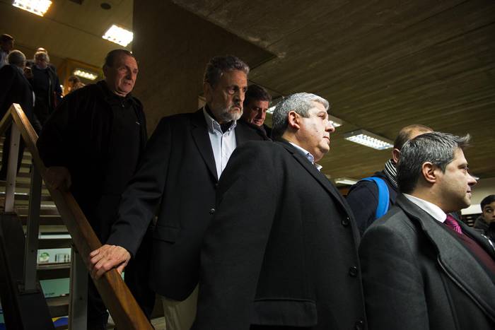 Los representantes de los clubes se retiran luego de postergada las elecciones.  · Foto: Andrés Cuenca