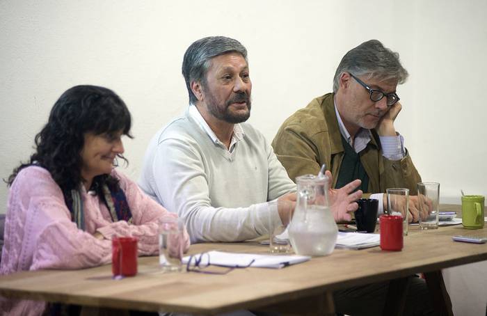 Lilián Amedrano, Jesús Costa y Gustavo Tamosiunas debatieron sobre el uso abusivo de medicamentos. · Foto: Andrés Cuenca