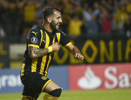 Rodrigo Rojo, tras convertir el tercer gol de Peñarol ante Atlético Tucumán. Foto: Andrés Cuenca Rodrigo Rojo, tras convertir el tercer gol de Peñarol ante Atlético Tucumán. Foto: Andrés Cuenca
