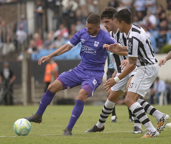 Facundo Castro, de Defensor Sporting, Alejandro Villoldo y Federico Andueza, de Wanderers, en el Parque Alfredo Víctor Viera. (Archivo, abril 2018) · Foto: Andrés Cuenca