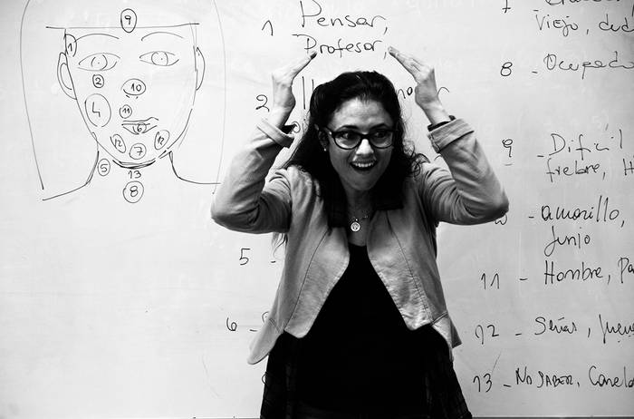 Carina Romero, profesora de lengua de señas en el liceo 32. / foto: Alessandro Maradei
