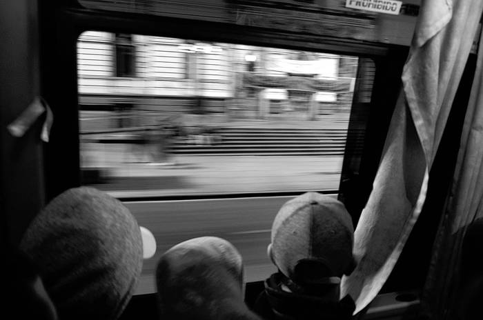 Jóvenes del hogar Cerrito, ayer, en viaje al teatro Solís. Foto: Alessandro Maradei