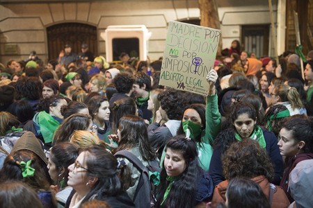 Concentración en a apoyo al aborto legal, en la embajada argentina en Montevideo. · Foto: Andrés Cuenca Concentración en a apoyo al aborto legal, en la embajada argentina en Montevideo. · Foto: Andrés Cuenca
