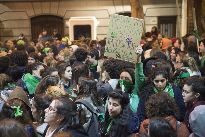 Concentración en a apoyo al aborto legal, en la embajada argentina en Montevideo. · Foto: Andrés Cuenca