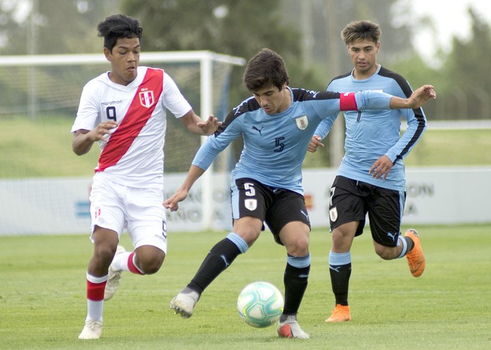 Joao Grimaldo Ubidía, de Perú, y Vicente Poggi, de Uruguay, ayer, en el Complejo Celeste. · Foto: Andrés Cuenca